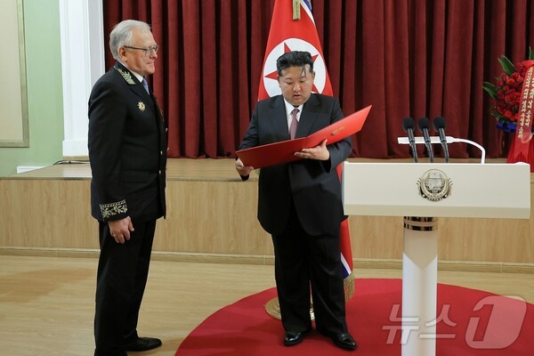 북한 김정은 총비서가 러시아 '전승절' 80주년을 맞아 러시아에 보내는 공동축하문을 알렉산드르 마체고라 주북 러시아 대사에게 전하고 있다.(사진=노동신문/뉴스1)