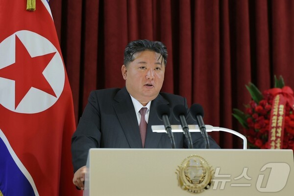 검증 슬롯사이트 김정은 총비서가 러시아 전승절인 9일 주북 러시아 대사관을 방문해 축하 연설을 하고 있다.(사진=노동신문/뉴스1)