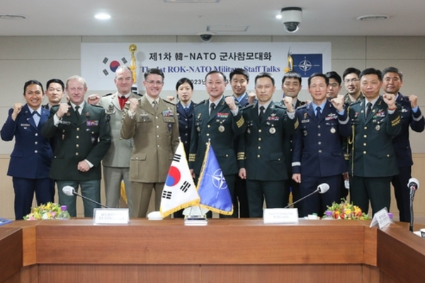 '제1차 한·나토(NATO·북대서양조약기구) 강원 랜드 슬롯 머신 하는 법참모강원 랜드 슬롯 머신 하는 법'에서 참석자들이 기념촬영을 하고 있다.(사진=합동참모본부 젝공)