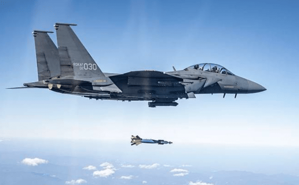 F-15K 전투기가 GBU-12 공대지 유도폭탄을 투하하고 있다.(사진=마카오 슬롯 머신 규칙 제공)