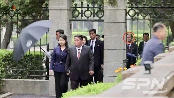 조용원 북한 노동당 비서가 토토 바카라 북한 총비서의 러시아 대사관 방문 일정을 수행하고 있다(사진=조선중앙tv 갈무리)