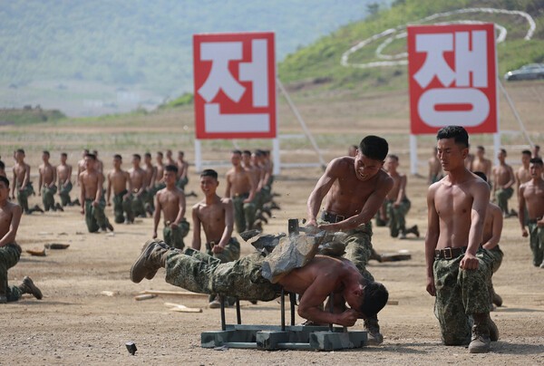 김정은 총비서가 참관한 가운데 진행된 인민군 병종별 전술종합프라그마틱 슬롯사이트(사진=노동신문/뉴스1)