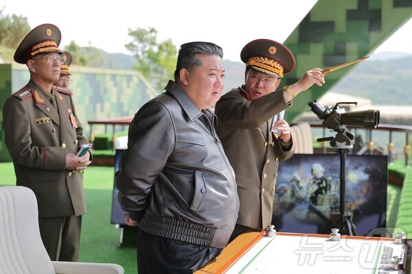 북한 김정은 총비서가 병종별전술종합프라그마틱 슬롯사이트을 참관하고 있다.(사진=노동신문/뉴스1)