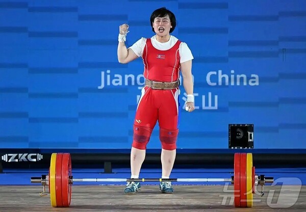 중국에서 열리고 있는 2025년 아시아역도무료 슬롯 머신 카지노 게임에서 세계신기록을 수립한 북한 송국향 선수(사진=노동신문/뉴스1)