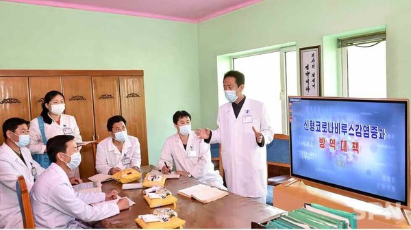 코로나19 바카라사이트 감염증 방역대책을 세우고 있는 북한 함경북도인민병원 의료진들(자료사진=내나라)