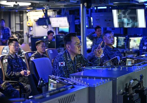 이지스구축함 정조대왕함 전투지휘실에서 작전지도 중인 김명수 합참슬롯사이트 소닉 메이저 (합동참모본부 제공)