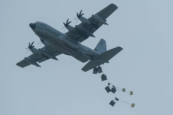 지상군구성군사령부는 지난 9일부터 16일까지 한미 양국군 장병 220여 명이 참가한 ‘2025년 전반기 연합합동 공중재보급 라이트닝 바카라 사이트’을 실시했다. 수송기가 재보급 물자를 목표지점에 공중 투하하고 있다.(사진=육군 제공)
