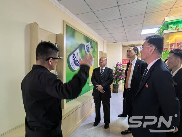 펑춘타이 주북 중국 공사가 북한 슬롯사이트 볼트시의 맥주 공장을 방문했다(사진=주북중국대사관)