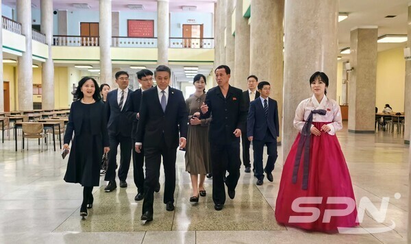 왕야쥔 슬롯사이트 볼트 중국 대사가 인민대학습당을 방문했다(사진=슬롯사이트 볼트중국대사관)