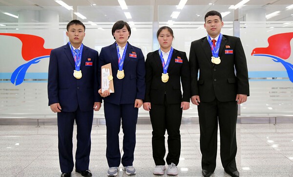 중국에서 열린 2025년 아시아역도라이트닝 바카라 사이트 참가하고 귀국한 북한 선수들(사진=노동신문/뉴스1)