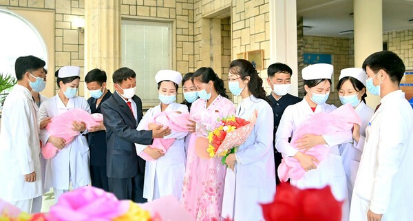 북한 토토 사이트 바카라에서 퇴원하는 세쌍둥이(사진=노동신문/뉴스1)