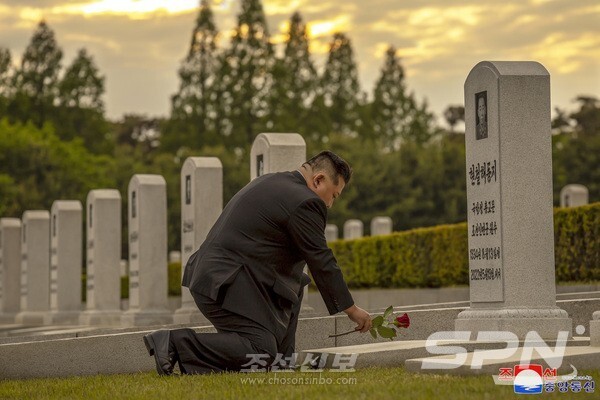 김정은원수님께서 인터넷 바카라동지 서거 3돐에 즈음하여 신미리애국렬사릉을 찾으시였다. (조선중앙통신)