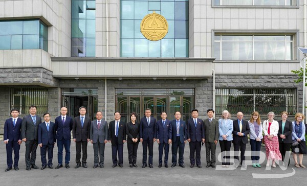 바카라사이트을 재개한 평양과학기술대학을 방문한 왕야쥔 주북 중국대사 일행(사진=주북 중국 대사관)
