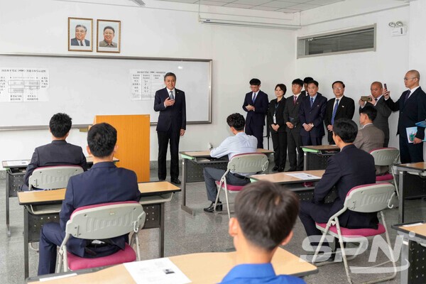 바카라사이트이 재개된 평양과학기술대학 시험장을 방문한 왕야쥔 주북 중국 대사(사진=주북 중국 대사관)