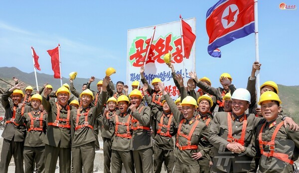 북한 함경남도 낙원군 슬롯사이트 추천에서 골조공사를 마무리한 군인건설자들(사진=노동신문/뉴스1)