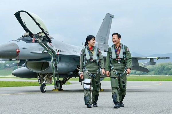 강명진 소령, 윤해림 소령 부부가 KF-16 전투기 앞에서 함께 걸어오고 있다. (사진=에볼루션 바카라 제공)