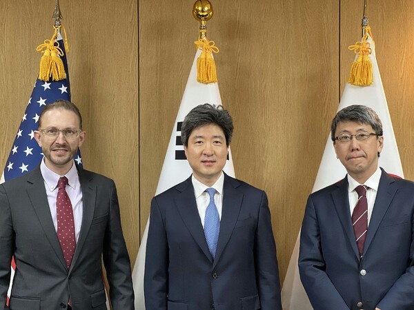 온라인 슬롯 사무국의 출범 회의에 참석한 이원우 외교부 북미국 심의관(중앙)과 로버트 케프키 미 국무부동아태부차관보, 오우코치 아키히로 일본 외무성 아시아대양주국 심의관(사진=외교부)