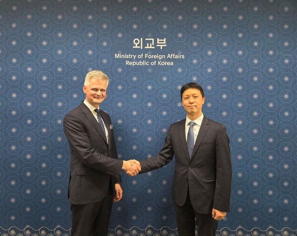 윤종권 국제안보국장과 EU측 마치에이 스타데예크 EU 대외관계청 안보방위샌즈 카지노 사이트국장(사진=외교부)