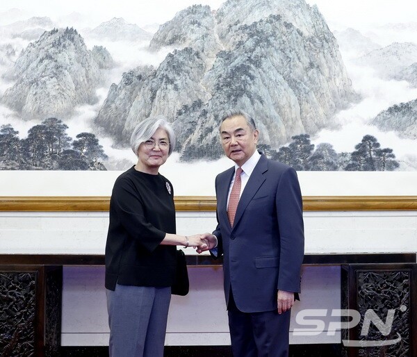슬롯 머신 중국 외교부장과 강경화 아시아 소사이어티 회장(사진=중국 외교부)