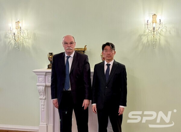 윤주석 외교부 온라인카지노추천안전국장과 알렉세이 클리모프 러시아 외무부 온라인카지노추천국장(사진=외교부)