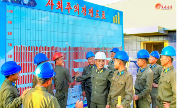 지방공업공장을 건설 중인 북한 군인건설자들(사진=노동신문/뉴스1)