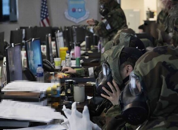 한국토토사이트추천(KAOC)에서 한미 공군 장병들이 화생방 임무형보호태세(MOPP)를 적용해 연습을 하고 있다. (사진=공군 제공)