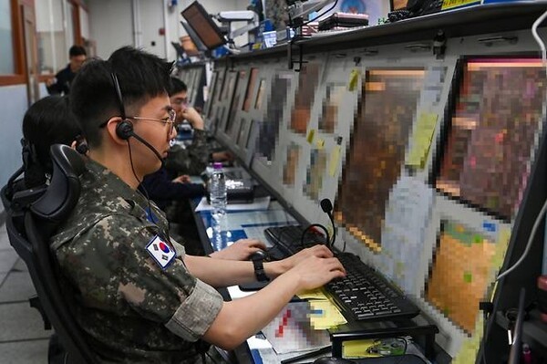 대한민국 토토사이트추천 중앙방공통제소(MCRC) 무기운영팀이 항적분리 임무를 수행하고 있다.(사진=토토사이트추천 제공)