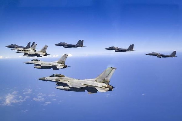 정품 슬롯사이트이 F-16과 KF-16 전투기 총 4대(편대 왼편)와 F-15K(편대 오른편) 전투기 4대를 동원해 적 대규모 공중항체 침투대응 합동 훈련을 실시하고 있다.(사진=정품 슬롯사이트 제공)