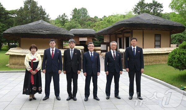 조무료 슬롯 사이트 결성 70돌을 맞아 북한을 방문한 재일본조선인감사단이 김일성 주석 생가인 만경대를 방문한 모습(사진=노동신문/뉴스1)