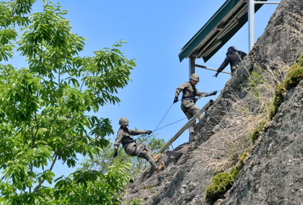 육군보병학교 신임장교들이 유격온라인 카지노 사이트 중 산악장애물 극복을 위한 후면하강 온라인 카지노 사이트을 하고 있다.(사진=육군 제공)