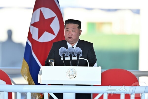 북한 인터넷 바카라 총비서가 4월 25일 신형 구축함 '최현'호 진수식 에 참석해 연설하고 있다.(사진=노동신문/뉴스1)