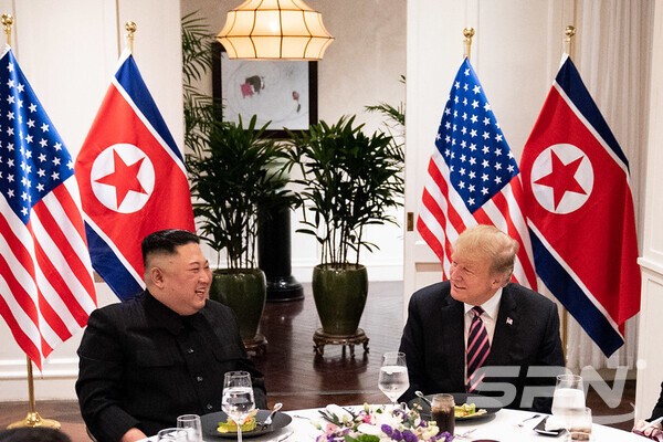 2019년 2월 27일 도널드 트럼프 전 미국 대통령과 김정은 북한 총비서가 하노이 에볼루션 카지노 사이트 정상회담을 위한 만찬에서 대화를 나누고 있다.(사진=백악관)