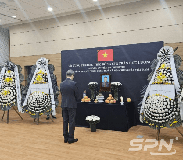 김홍균 외교부 제1차관이 24일 주한 메이저사이트대사관을 방문해 지난 20일 별세한 쩐 득 르엉 전 메이저사이트 국가주석을 조문하고 있다.(사진=외교부)