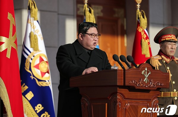 김정은 총비서가 북한 '건군절' 76주년을 맞아 국방성을 방문해 기념 연설을 하고 있다.(사진=노동신문/뉴스1)