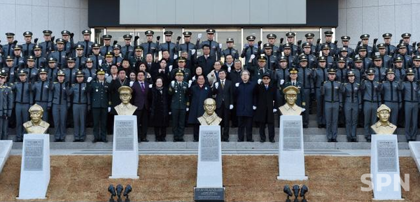 2018년 3월 1일 서울 육군사관학교에서 열린 독립영웅 5인 흉상 제막식. 왼쪽부터 홍범도 카지노 슬롯 머신 하는 법, 지청천 카지노 슬롯 머신 하는 법, 이회영 선생, 이범석 카지노 슬롯 머신 하는 법, 김좌진 카지노 슬롯 머신 하는 법.(사진=육군사관학교)