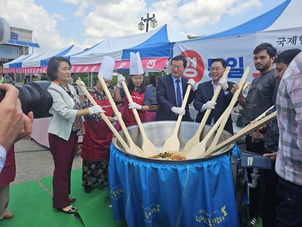 지난 25일에 열린 제7회 2025 대한민국 온라인 바카라에서 '통일비빔밥'을 만드는 모습 (사진=한반도통일연합회)