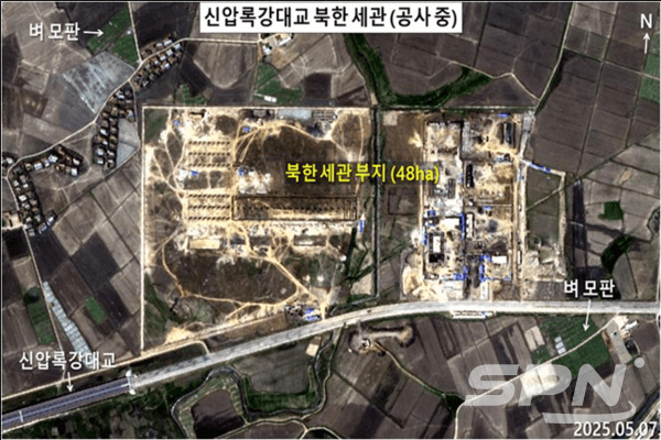 북한 무료 슬롯 머신시설이 들어설 부지에 농경지를 갈아엎고 48ha의 터를 조성했으며, 최근 건물이 들어서고 구획이 정비되는 등 공사가 한창이다.(사진=스카이샛)