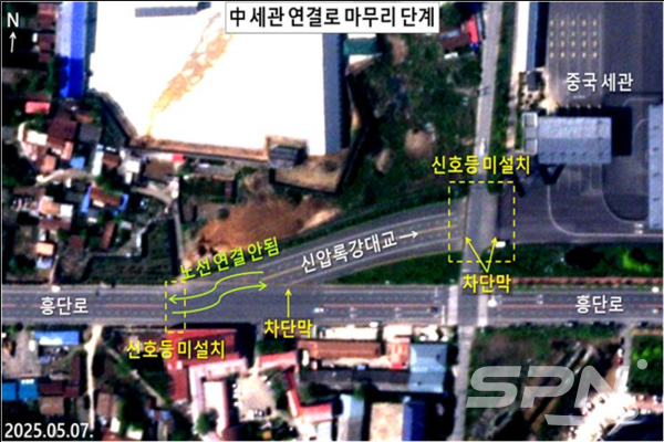 중국 무료 슬롯 머신에서 단둥시 흥단로와 연결되는 구간에 교통신호등이 설치되지 않았고, 차량 유도차선 연결작업도 돼 있지 않다. 연결도로를 마무리하는 작업이 남았다.(사진=스카이샛)