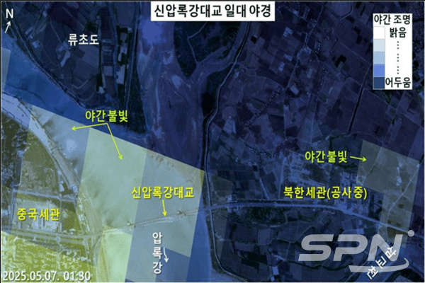 중국 무료 슬롯 머신을 포함한 단둥시와 신압록강대교 일대에서 심야에 불빛이 환하다. 북한 무료 슬롯 머신 구역 끝단에서도 야간 불빛이 포착된다.(사진=야간 조도영상(반투명), (배경)스카이샛)
