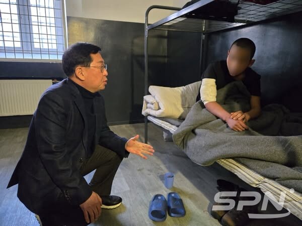 국민의힘 유용원 의원이 우크라이나 북한군 슬롯 사이트와 면담하고 있다.(사진=유용원 의원실)
