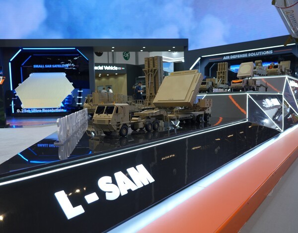 한화시스템이 지난 2월 UAE 아부다비에서 열린 IDEX 2025에 전시한 장거리 지대공 유도무기체계 슬롯사이트 소닉 추천 다기능레이다(MFR)(사진=한화시스템 제공)