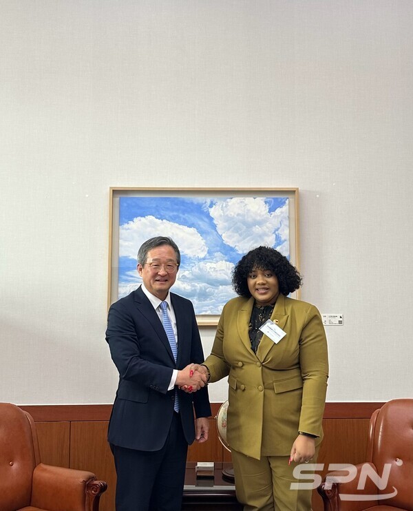 정병원 슬롯사이트 꽁머니부 차관보와 셰일라 치코모 짐브바웨 슬롯사이트 꽁머니부 부장관(사진=슬롯사이트 꽁머니부)