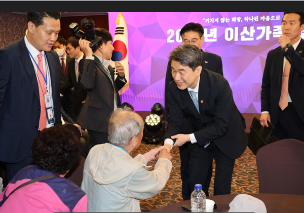 이주호 대통령 권한 대형(사진=교육부)