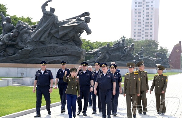 북한을 방문중인 러시아 내무성슬롯이 조국해방전쟁승리기념관 등을 참관하고 있다.(사진=노동신문/뉴스1)