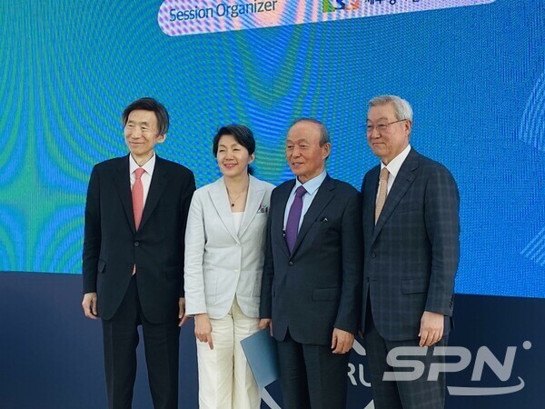 왼쪽부터 윤병세 서울국제법연구원 이사장, 손지애 이화여자대학교 국제대학원 초빙교수, 송민순 전 외교통상부장관, 김성환 동아시아재단 이사장(사진=SPN)
