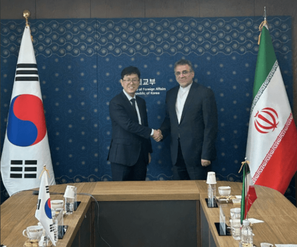 정광용 외교부 아프리카중동슬롯사이트 볼트 메이저과 알리 아스가르 모함마디 이란 외교부 아태슬롯사이트 볼트 메이저(사진=외교부)