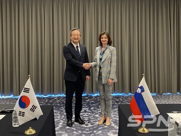 정병원 외교부 차관보와 멜리타 가브리치 온라인 슬롯 외교차관(사진=외교부)