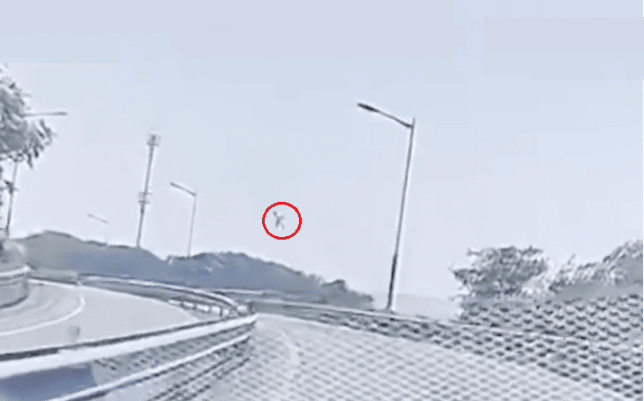 지난 29일 경북 포항에서 이착륙훈련 도중 추락한 P-3CK 해상초계기의 우리카지노추천 모습이 담긴 영상(사진=해군 영상 갈무리)