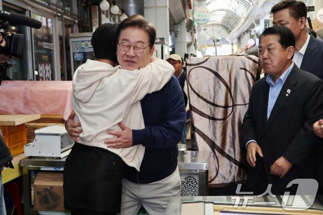 '골목골목 경청투어 : 접경벨트편'에 나선 이재명 더불어민주당 대통령 후보가 2일 오전 강원 철원군 동송전통시장을 찾아 한 지지자와 포옹을 하고 있다. (공동취재) 2025.5.2/뉴스1 ⓒ News1 이재명 기자