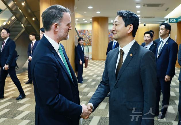 안덕근 산업통상자원부 장관이 16일 오후 제주 서귀포시 제주국제컨벤션센터(ICC)에서 제이미슨 그리어(Jamieson Greer) 바카라 가상 머니 사이트 무역대표부(USTR) 대표와 악수를 나누고 있다. (산업통상자원부 제공. 재판매 및 DB 금지) 2025.5.16/뉴스1